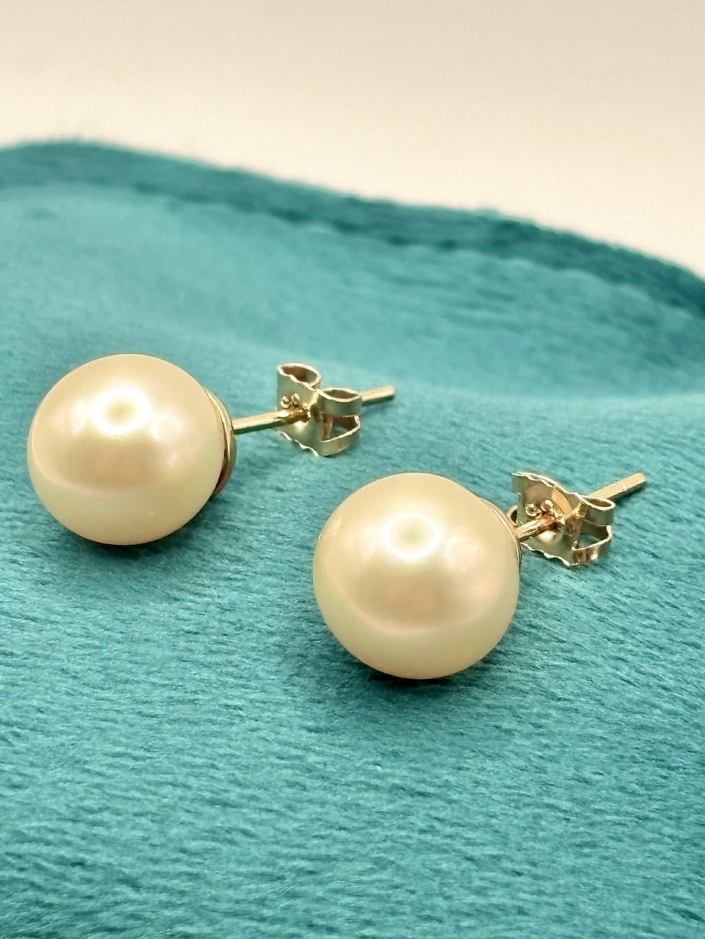 18K Gold 10mm Cultured White Pearl Stud Earrings  Cream & Rose Overtones