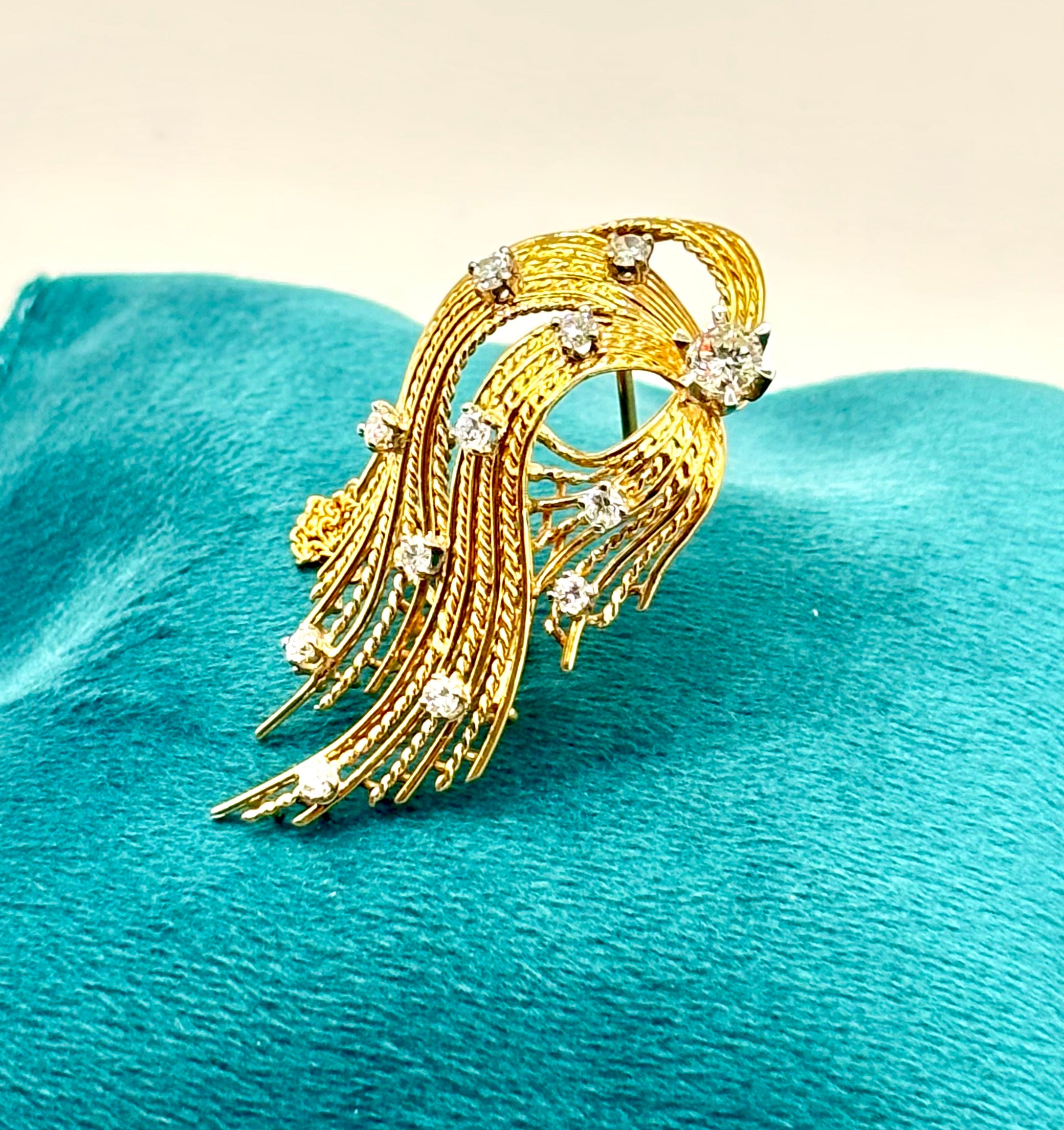 Diamond Platinum Brooch, 18 Karat Gold, Comet design, France circa 1950