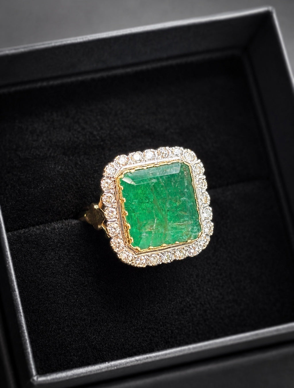 Important 11 Carat Russian Emerald Vintage Diamond Ring 18ct Gold, London 1975