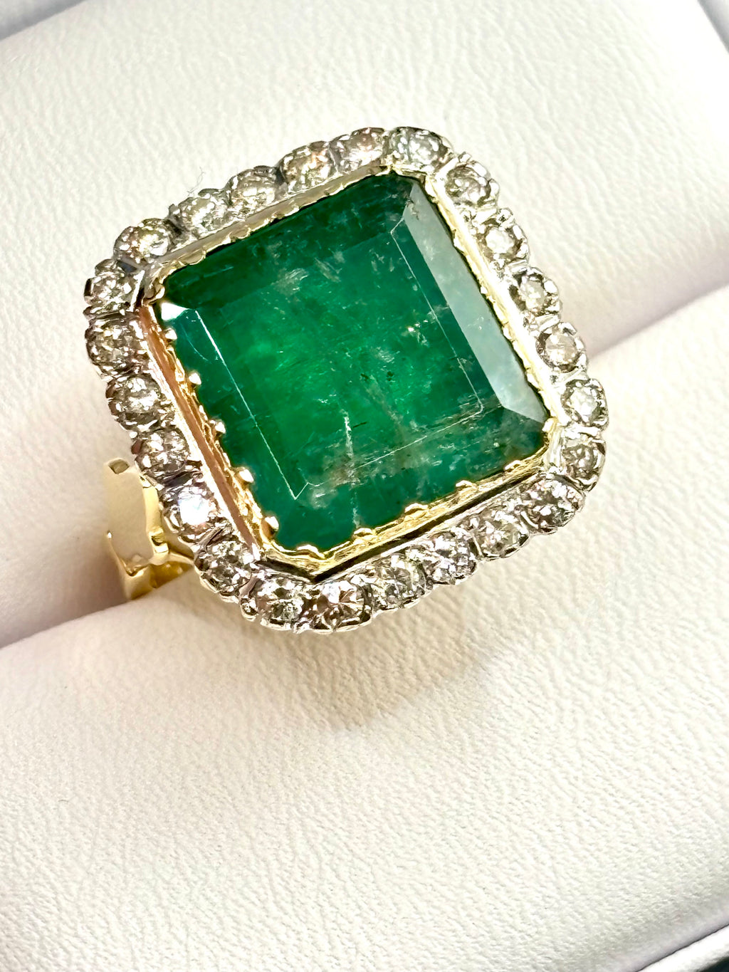 Important 11 Carat Russian Emerald Vintage Diamond Ring 18ct Gold, London 1975