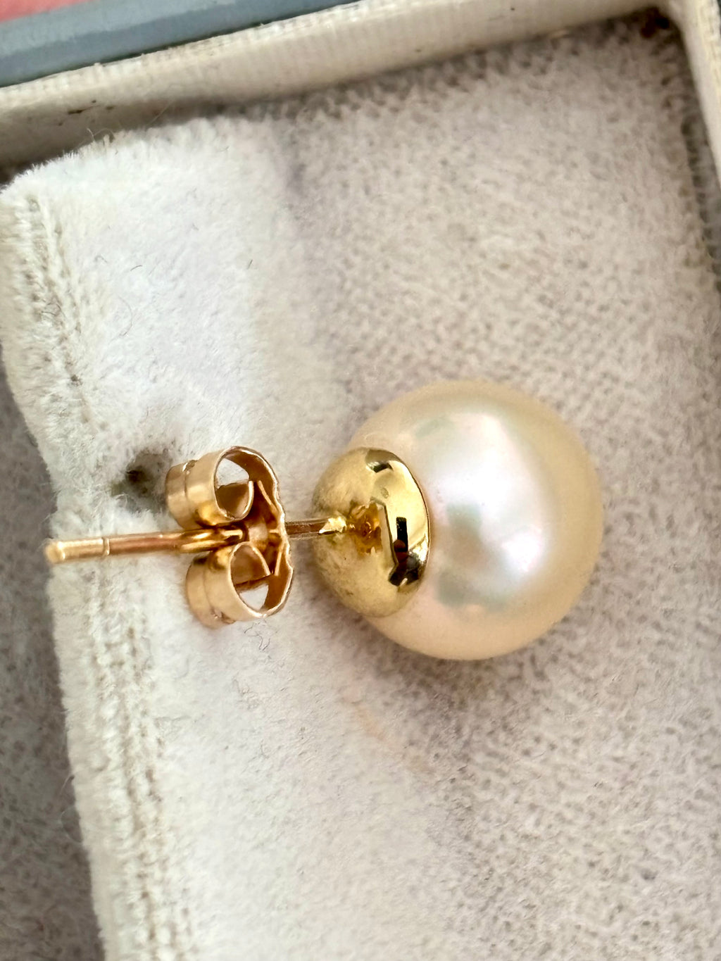 18K Gold 10mm Cultured White Pearl Stud Earrings  Cream & Rose Overtones