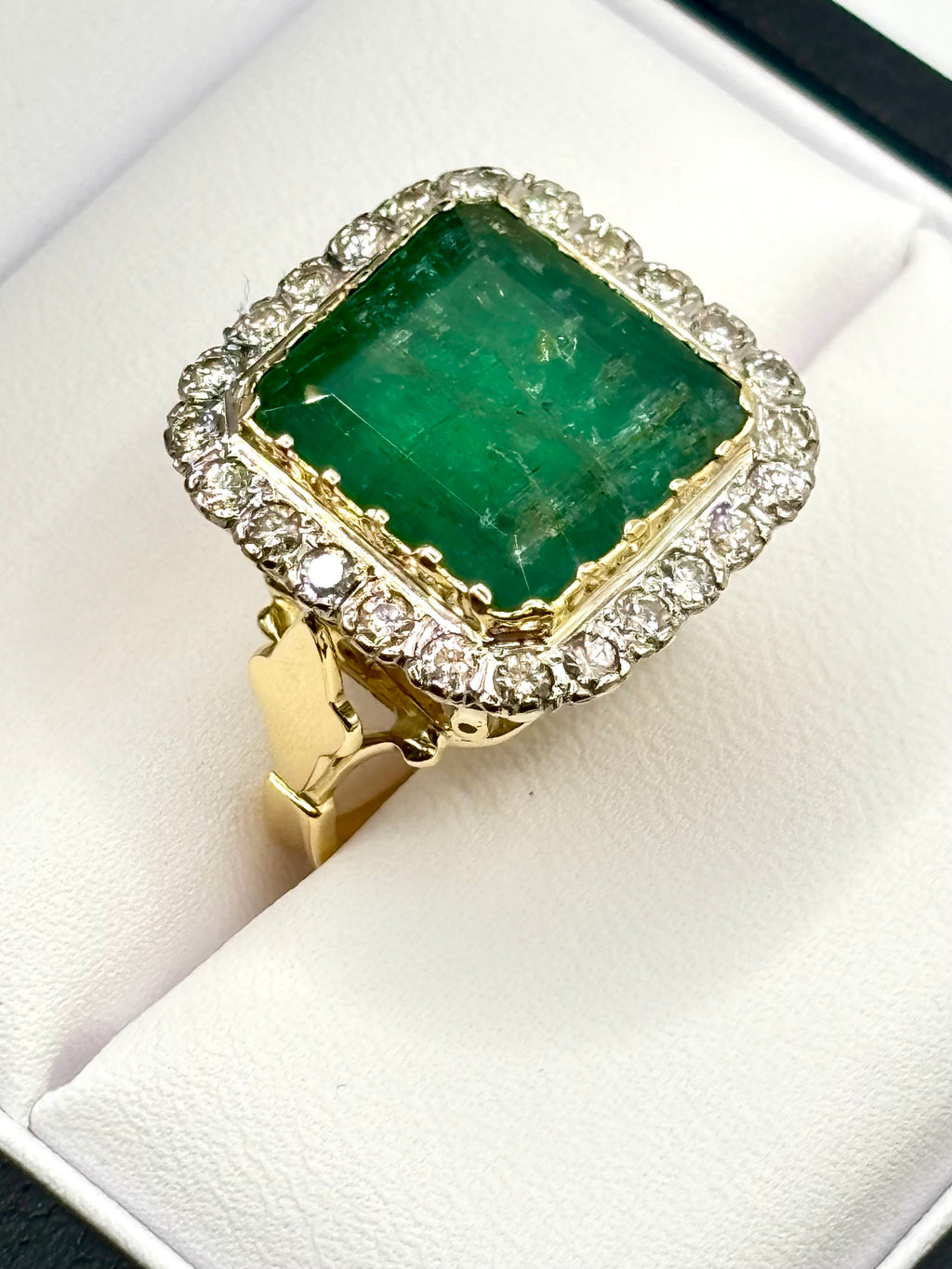 Important 11 Carat Russian Emerald Vintage Diamond Ring 18ct Gold, London 1975
