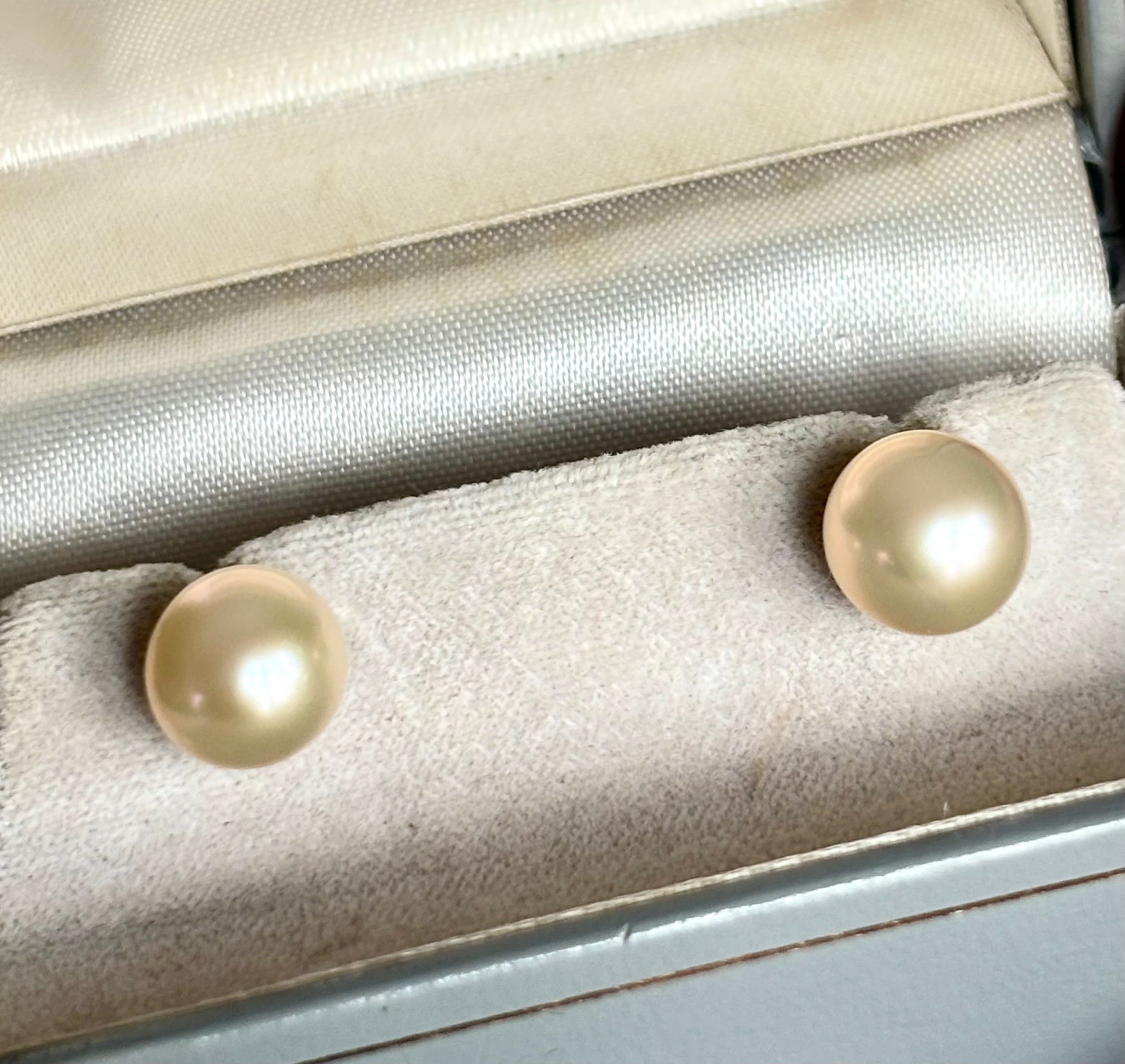 18K Gold 10mm Cultured White Pearl Stud Earrings  Cream & Rose Overtones