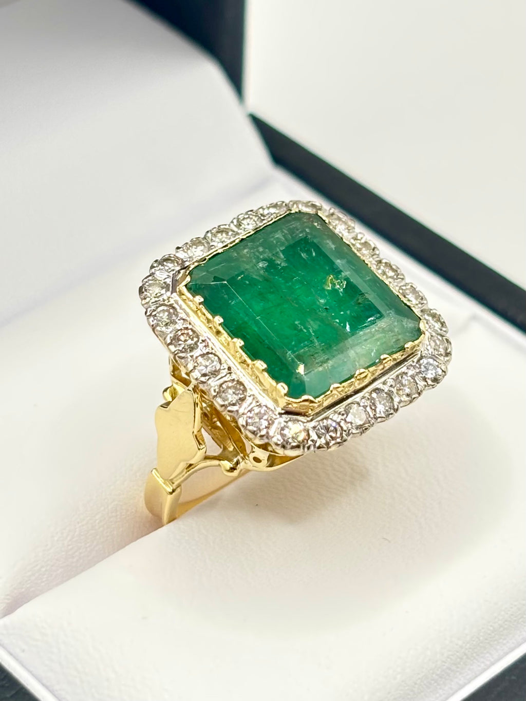 Important 11 Carat Russian Emerald Vintage Diamond Ring 18ct Gold, London 1975