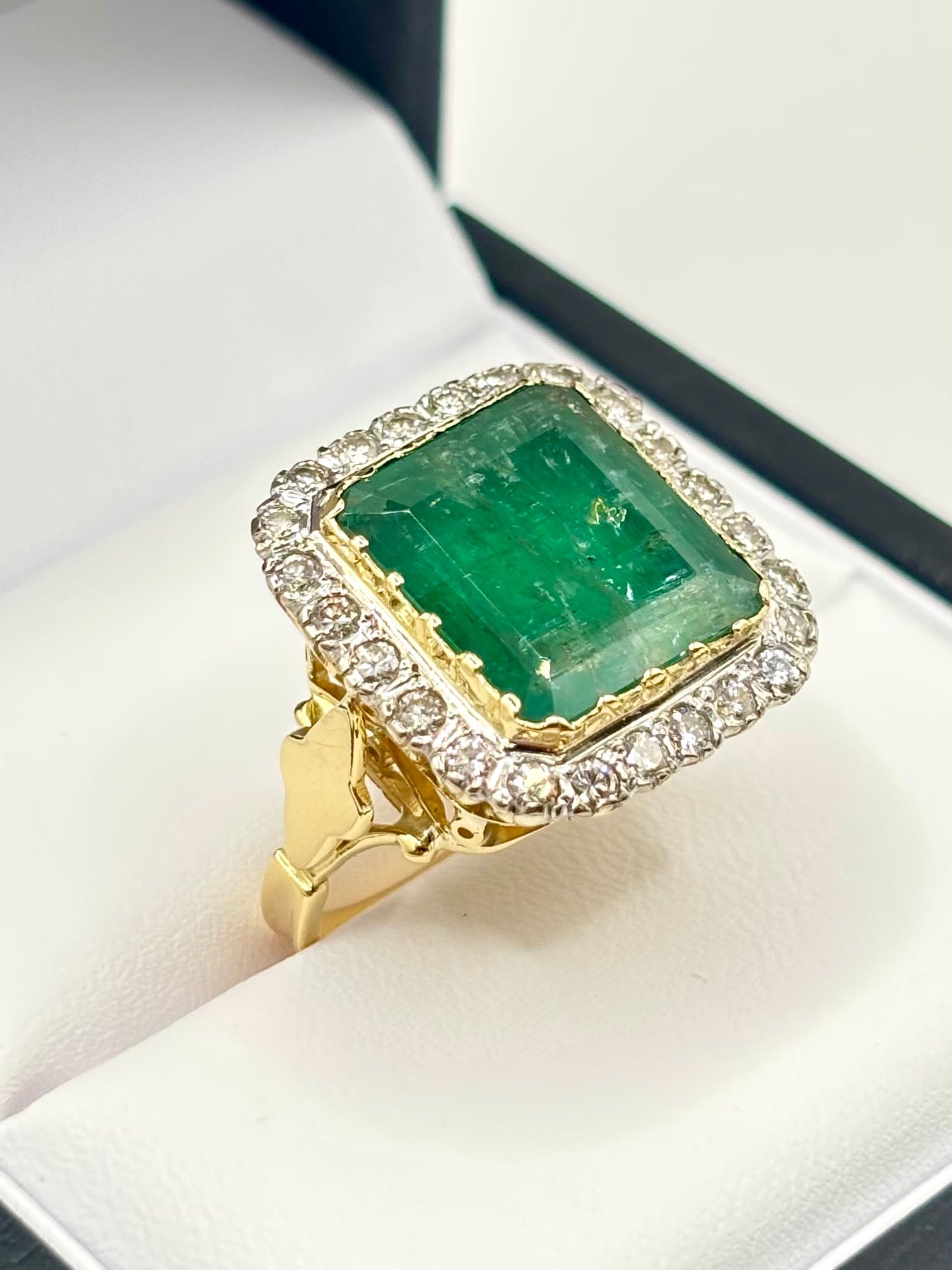 Important 11 Carat Russian Emerald Vintage Diamond Ring 18ct Gold, London 1975