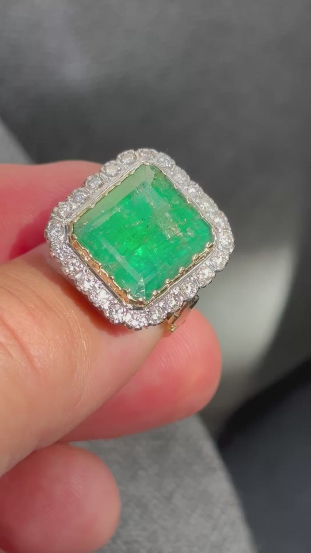 Important 11 Carat Russian Emerald Vintage Diamond Ring 18ct Gold, London 1975
