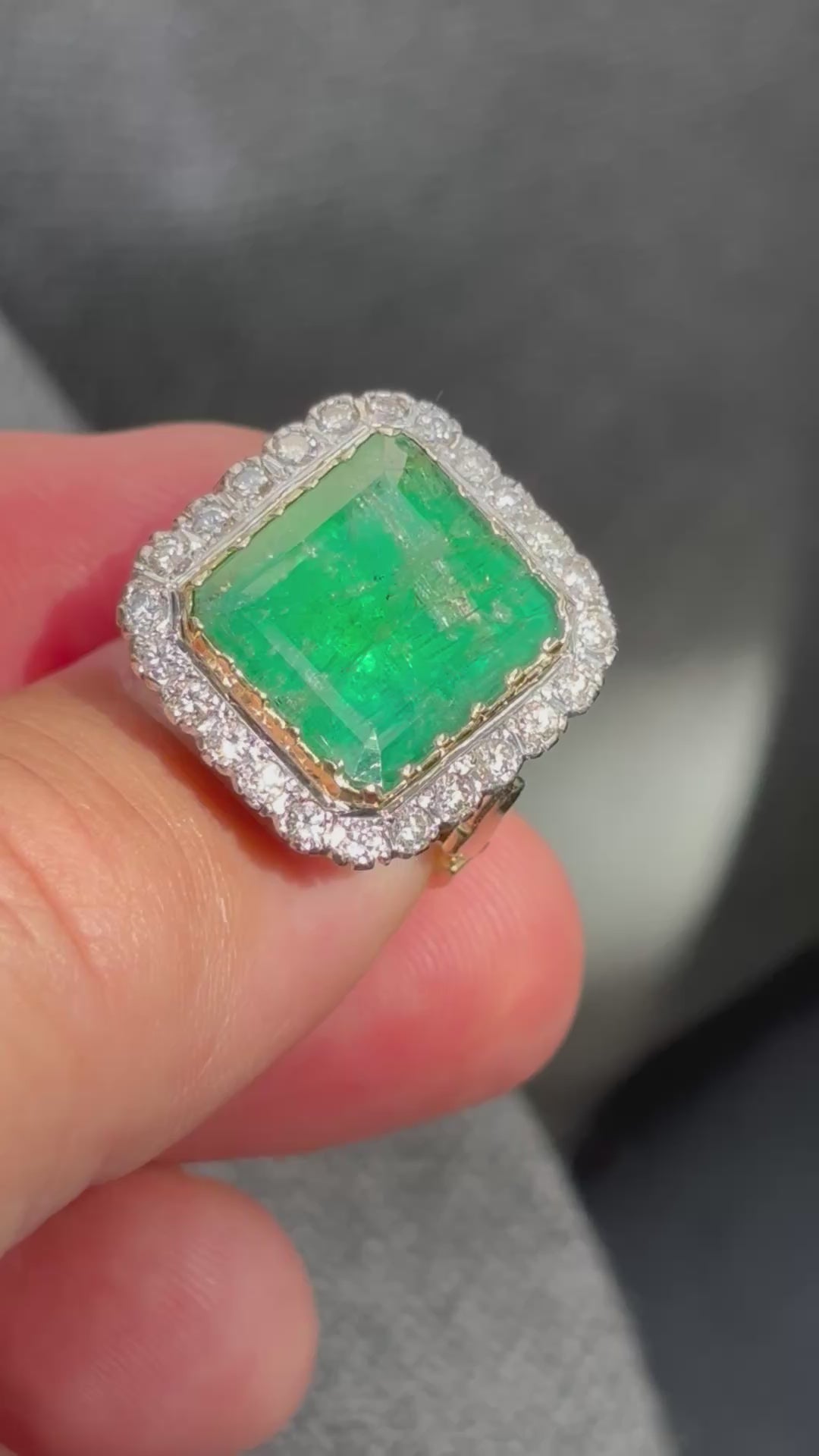 Important 11 Carat Russian Emerald Vintage Diamond Ring 18ct Gold, London 1975