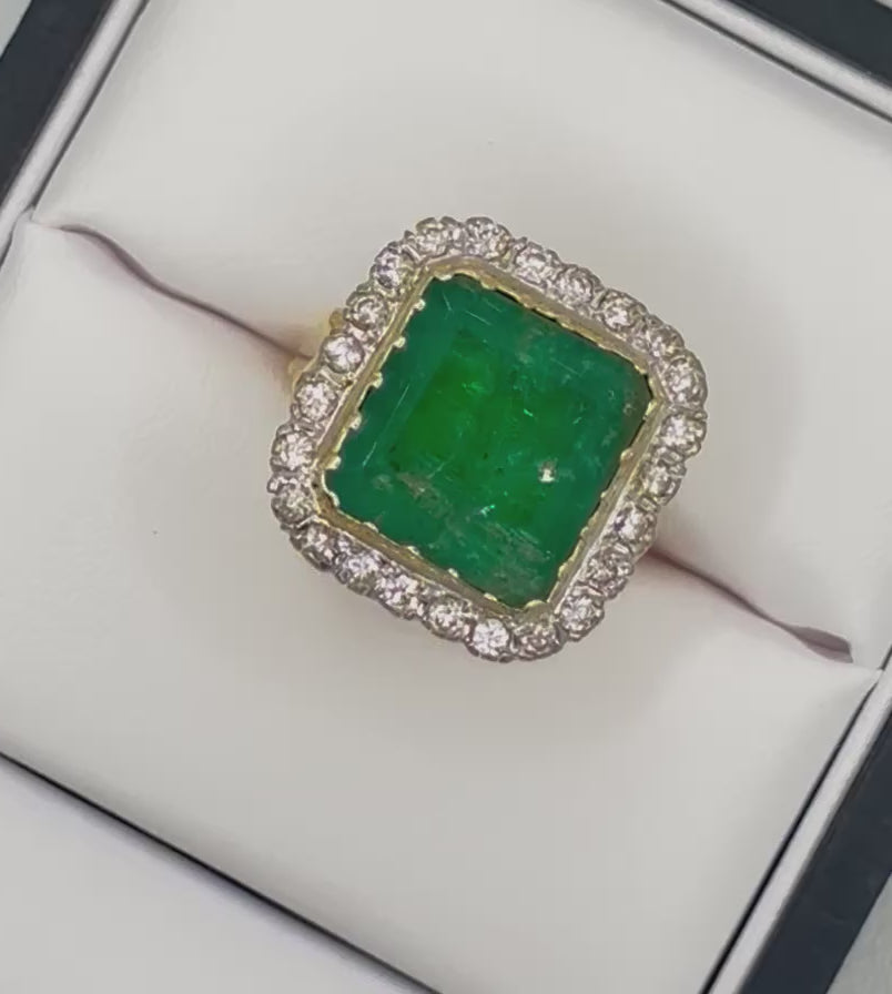 Important 11 Carat Russian Emerald Vintage Diamond Ring 18ct Gold, London 1975